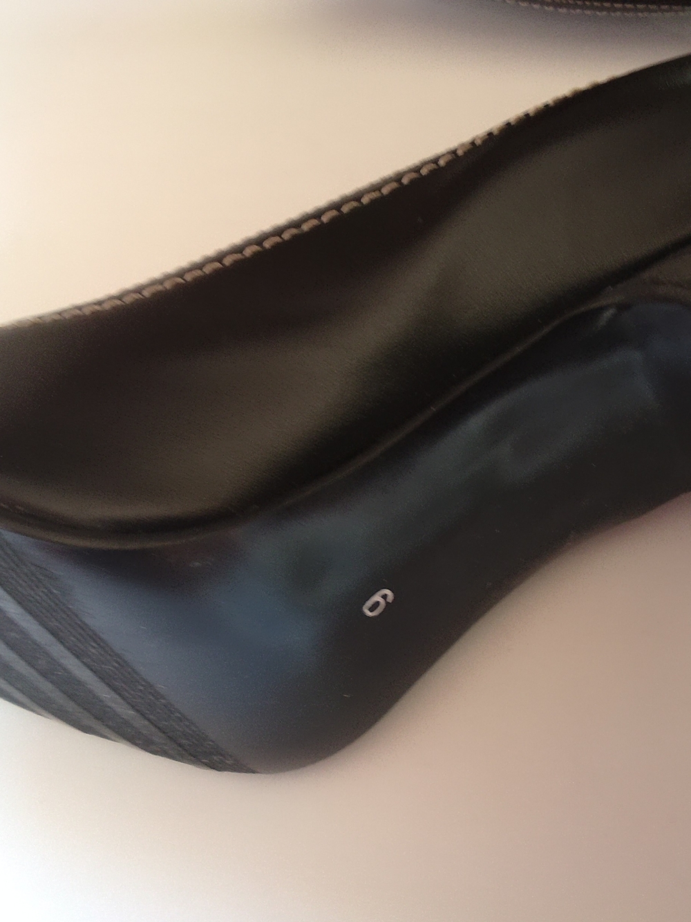 Black Women's Leather Pumps with Contrast Stitching - Picture 3 of 6